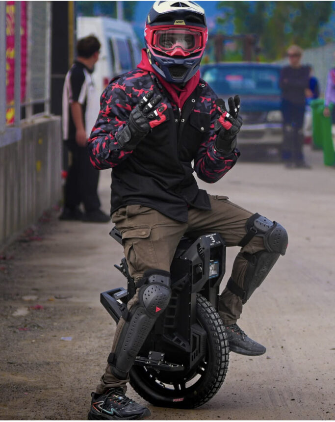 Rockndat Camouflage Red Protective Pose